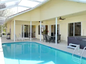 Beautiful Water Views, 5-min Walk to South Beach, Heated Pool, Hot Tub, 5 Bikes - Image 2