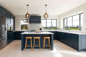 Chic Harbour Retreat for 10 With Pool - Image 2