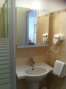 Bel appartement avec  wifi et clim  à 300m de la plage et 150m du centre ville - Image 2