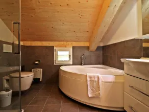 Lavish Wooded Chalet with Sauna & Jacuzzi in Hohentauern - Image 4