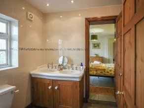 6 bedroom accommodation in Dorrington, near Church Stretton - Image 3