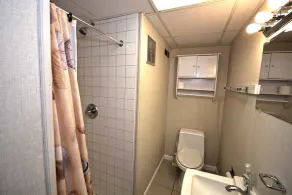 Spacieux condo de 3 chambres au décor chaleureux, beau carrelage au sol, parking pour deux voitures et WiFi situé dans le centre-ville et à seulement une minute de la plage! - Image 4