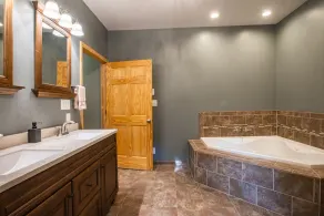 Family-friendly spacious cabin in gated community overlooking the NRG Bridge - Image 4
