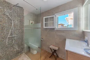Villa Herdain, drei Schlafzimmer, Klimaanlage, Pool, sehr nah am Strand - Image 3