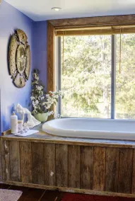 Luxurious sky loft with giant soaker tub, steam room, views - Image 3