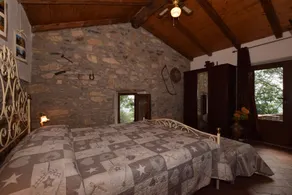 Rustico country house con giardino e piscina privata in zona collinare - Image 4