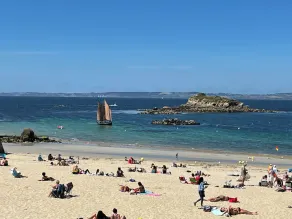 Sea view apartment, direct beach access, sleeps 4 - Image 2