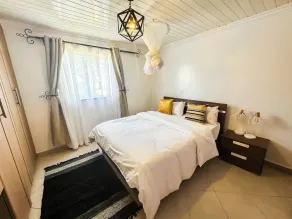 Spacious 4-bedroom with a pool - Image 5