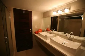 Renovado OCEANFRONT BEACHFRONT BEACH LEVEL un paso a la hermosa arena blanca - Image 2