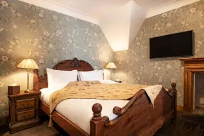 Rhododendron Suite -With views of the rhododendron trees on the hillside - Image 5