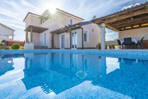 Exklusive Villa mit großzügigem Poolbereich - Image 5