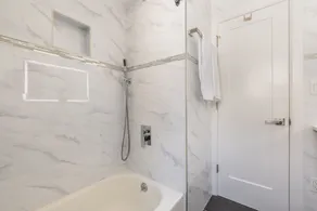 LUXE 3BD/2BA 29 min>NYC w/Parking & deck  - Image 5