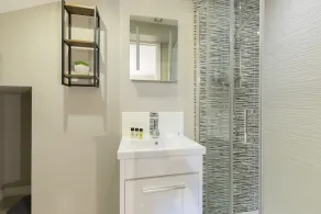 Elliot Oliver - 2 Bedroom Garden Apartment With Parking - Image 3