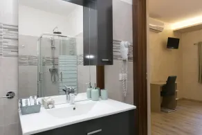 Red Lion Guest House - Image 2