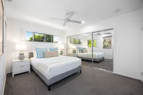 Bright 3-Bed Home with Private Courtyard - Image 4