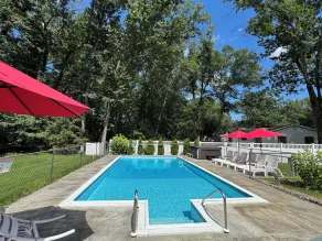 Fully renovated- 2 LIVING ROOMS, HOT TUB, POOL, GAME ROOM, FIREPIT, PAGODA. - Image 4