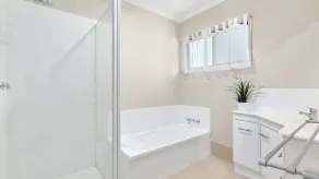 Generous Family Home with 4 Bedrooms, Pool, Pet Friendly - Image 3
