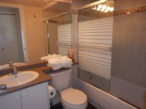 Stille & Cozy 2 Soveværelse 2 Badeværelse Komfortabel stille Suite i Coquitlam - Image 4