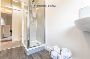 Fully Furnished 3BR House in Manchester | Free Wifi & Parking | Near City Centre - Image 3