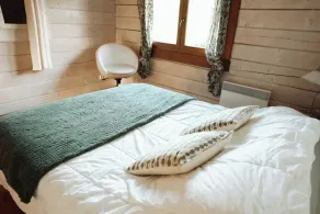 Chalet en bois moderne tout confort avec piscine chauffée jacuzzi spa et sauna - Image 5
