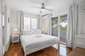 Bright 3-Bed Home in Leafy Annerley - Image 4