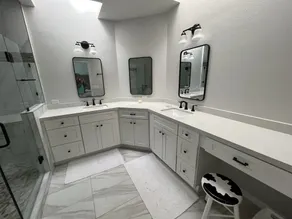 Exclusive \"Lakes Country Club\" condo with lake views - Image 3