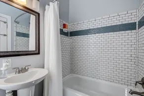 Newly Renovated ☆ Pet-friendly w/ Back Yard ☆ Victorian District ☆ Park Side - Image 4