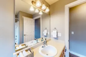 Dog-friendly charmer with an enclosed yard, fireplace, jetted tub, W/D, and AC - Image 5