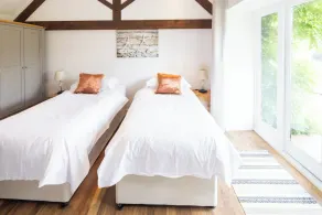 Deer Cottage at Rowden Manor - Sleeps 5 & Parking - Image 4