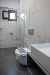 Verikokia Luxurious House With Garden - Image 3