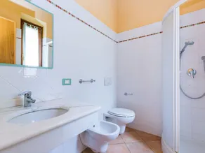 Elegante appartamento con piscina, WIFI, terrazza, animali ammessi e vista panoramica - Image 2