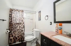Metro Airport Suite located near busy streets and highways! ASK ABOUT CAR RENTAL - Image 4