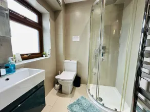 Spacious 6 Bed Residence in Wembly, London - Image 3