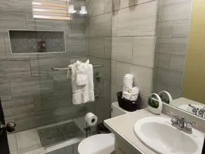 Sweet Kensville: Elegant King Suite in New Kingston - Image 3