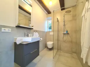 AVAHOME: Haus für 16, WLAN, Parkplätze, Netflix, Nespresso - Image 3