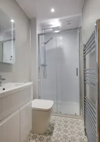 An impressive 3-bedroom apartment, sleeping 6 guests, in a fabulous location. - Image 3