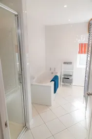 Pet-friendly Vintage Cottage, No Deposit - Image 3