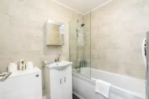Sleek and Stylish 2BD Home with a Garden Anerley - Image 2