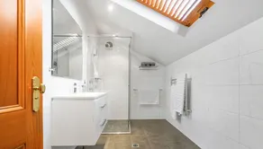 Home with stunning views in Hunter Valley. 10pp hot tub spa & Tesla charger - Image 2