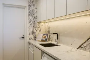 Chic apartment waterfront access - Image 2