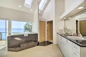 Kingston Home with Magnificent Ocean Views - Image 4