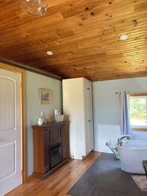 Angela’s Cottage by the sea- steps away from private beach! - Image 4