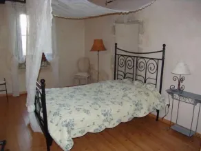 Historic XIV Century Cottage with Modern Comforts, Garden and Parking - Image 5