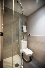 Spacious and stylish city centre apartment - Image 2
