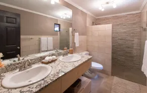 Beautifully Renovated Secured 2br/2bth Condo - 1 Block From Beach & Downtown - Image 4