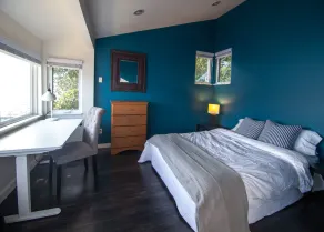Lakefront & private beach  - Image 5