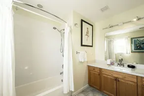 TORTUGA HAMMOCK -2 Bedroom/ 2.5 Bathroom Townhouse with Shared Pool & Parking - Image 4