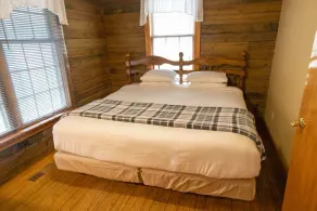 Beautiful Rustic Log Cabin Near Kentucky Lake - Image 5