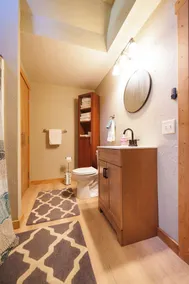 Cozy & clean single family home, pet-friendly, large fenced yard, walk downtown - Image 2