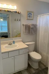 Lovely 2 bedroom on lake between 2 beaches! - Image 4
